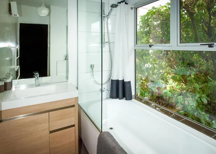 Kiwi Bach With Amazing Views Holiday home *