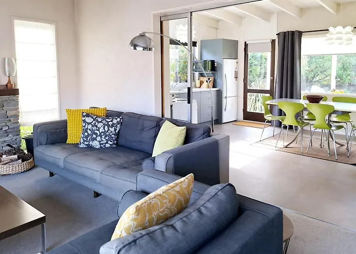Kiwi Bach With Amazing Views Holiday home *