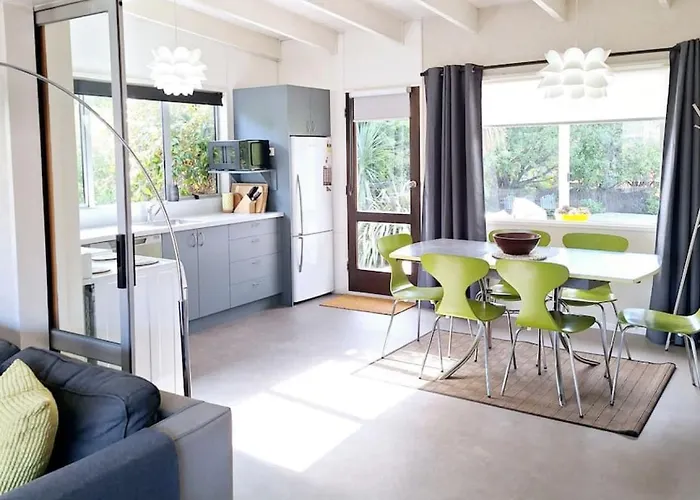 Kiwi Bach With Amazing Views Holiday home *